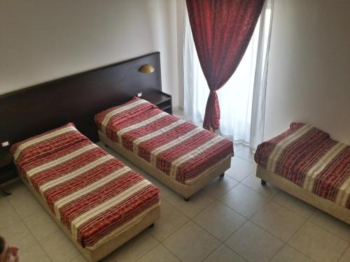 1 king bed, 3 twin beds, 1 bunk bed