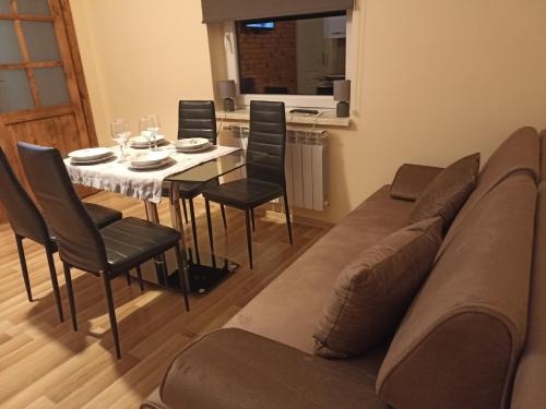 Domki i apartamenty nad jeziorem solińskim z basenem I widokiem na góry (Domki i apartamenty nad jeziorem solinskim z basenem I widokiem na gory) in Wolkowyja