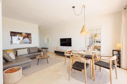 Modern beachside Penthouse with amazing sea views - image 4