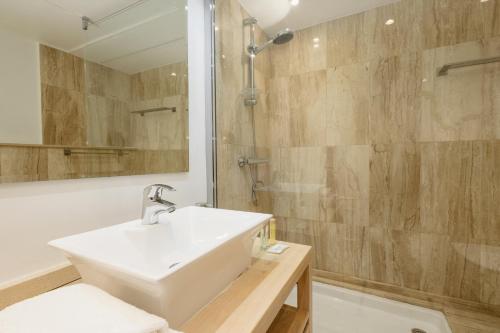 Modern beachside Penthouse with amazing sea views in Costabella Marbella - image 3