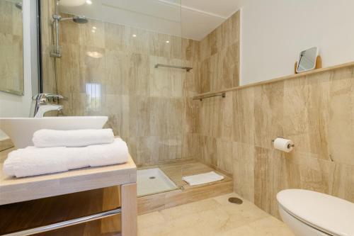 Modern beachside Penthouse with amazing sea views - image 9