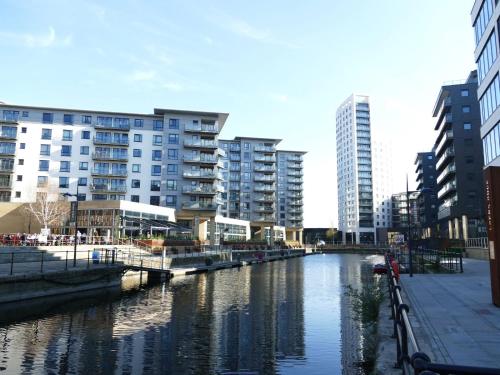 Stunning City Centre Water VIews 2 Bed 2 Bath FREE PARKING, Leeds (Foto 5)