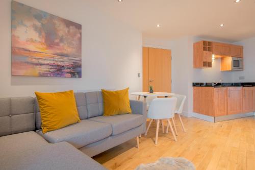 Stunning City Centre Water VIews 2 Bed 2 Bath FREE PARKING, Leeds (Foto 6)