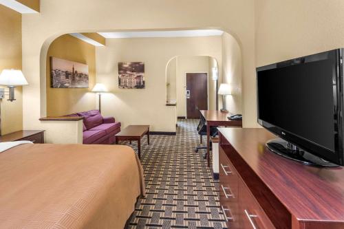 Clarion Inn & Suites Northwest - image 6