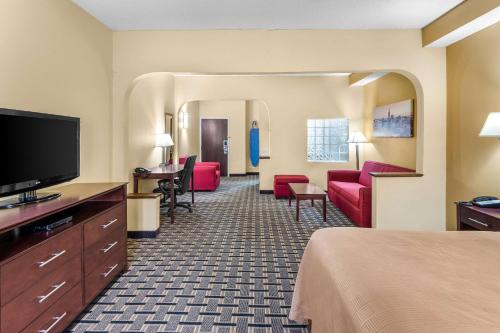 Clarion Inn & Suites Northwest - image 12