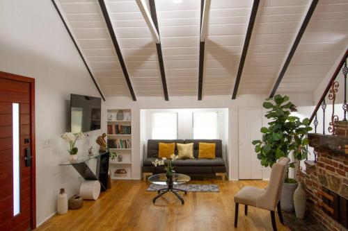 Dreamy Farmhouse In Studio City in Los Angeles, USA