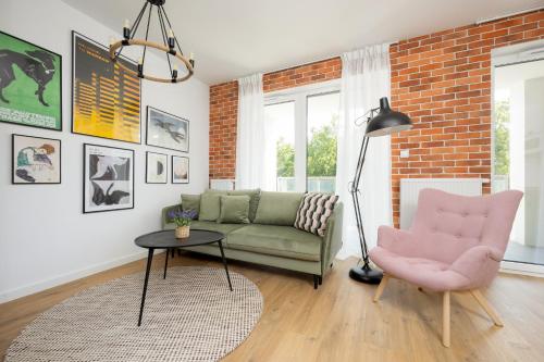 Komfortowy Apartament dla 4 osób z Parkingiem by Noclegi Renters, Warsaw