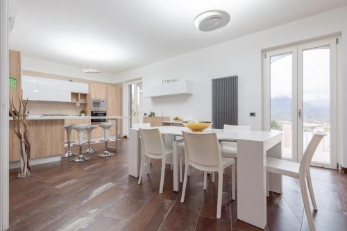 кухня, Villa Serandra Luxury in Джиффоні-Валле-П'яна
