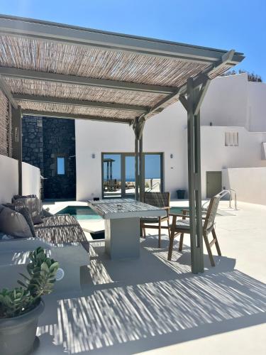 Lavadoze Luxury Suites in Exo Gonia