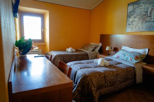 3 twin beds