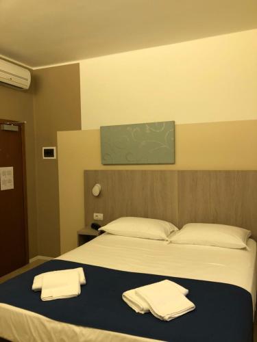 Single Room image 9