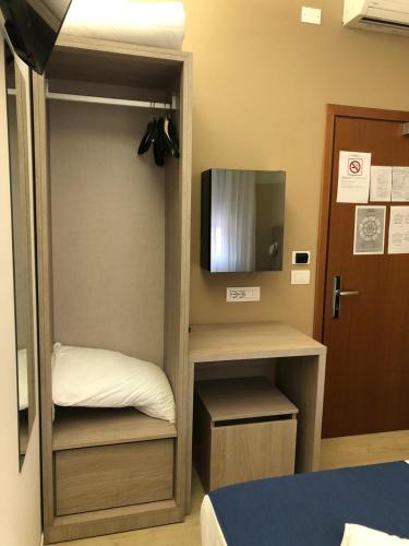 Single Room image 10