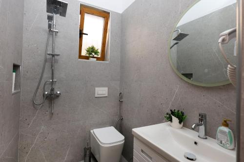 One-Bedroom Apartment image 9
