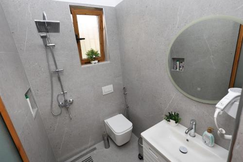 One-Bedroom Apartment image 7