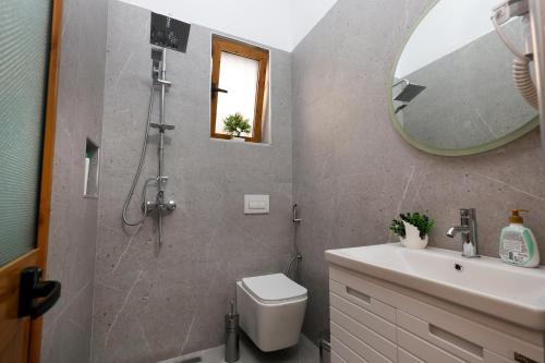 One-Bedroom Apartment image 4