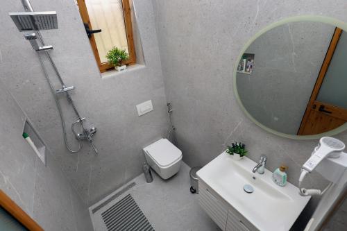 One-Bedroom Apartment image 3