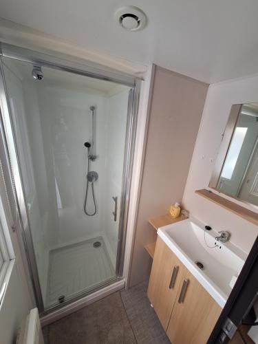 2 bedrooms, 5 beds