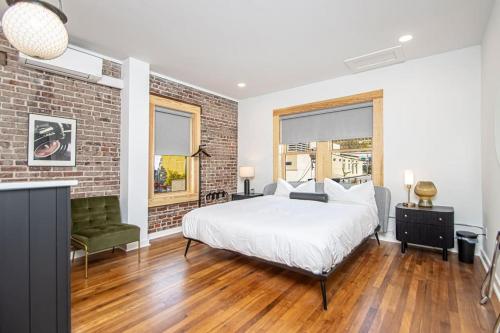 King Bed Stylish Studio in Heart of Downtown Room # 200