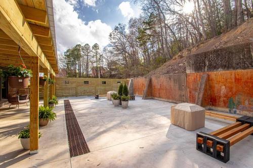 King Bed Stylish Studio in Heart of Downtown Room # 200