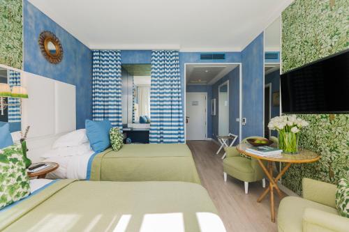 Classic Double Room image 2