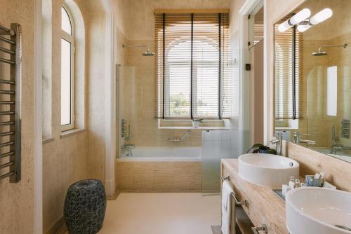 Comfort Double Room with Sea View image 4