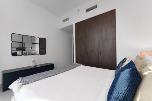 Maison Privee - Luxury Apt with Burj Khalifa Vw & Direct Mall Access - image 14