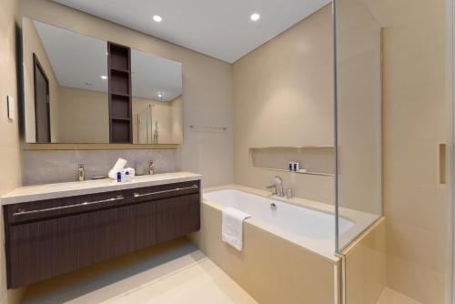 Maison Privee - Luxury Apt with Burj Khalifa Vw & Direct Mall Access - image 9