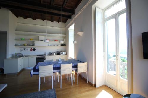Konyha, Bellavista in palazzo storico e deliziosa vista lago! in Miasino