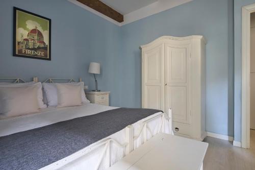 Panicale Blue Historic 1BR Stay Near Medici Chapels & Mercato Centrale - image 4