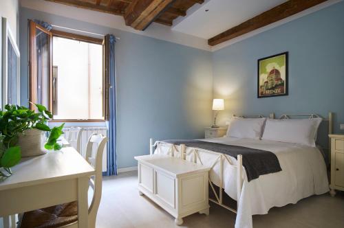 Panicale Blue Historic 1BR Stay Near Medici Chapels & Mercato Centrale - image 12