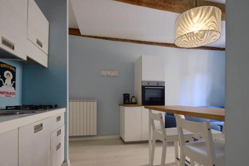Panicale Blue Historic 1BR Stay Near Medici Chapels & Mercato Centrale - image 2