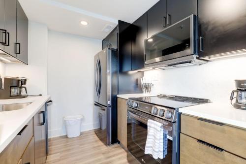 2BR Executive Appartment With Gym & Pool by ENVITAE - image 7