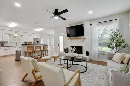 Tropical Pool Oasis - 5 BR Foosbal Cinema in Flower Mound