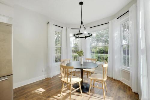 Tropical Pool Oasis - 5 BR Foosbal Cinema in Flower Mound