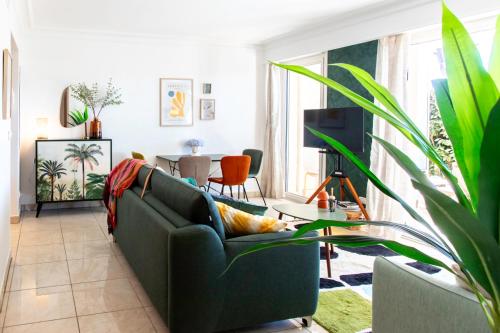 A13 Staywizus -1 BDR Garden floor Fontonne - AC, Pool & Parking in Les Breguieres