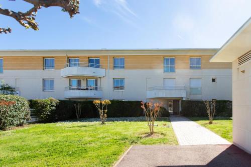 Exterior view, A13 Staywizus -1 BDR Garden floor Fontonne - AC, Pool & Parking in Les Breguieres