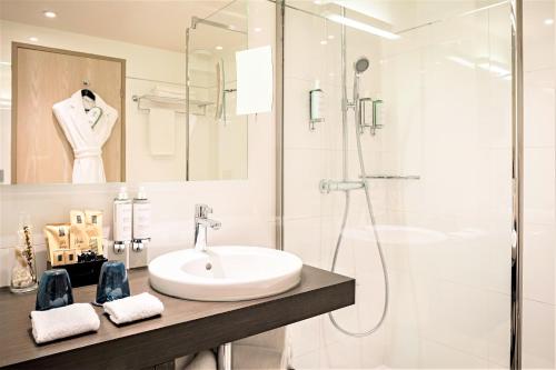 Deluxe Queen Room with Balcony image 9