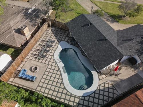 Grand Greenbrier - 4 Bedrooms Backyard Oasis w Pool in Irving, USA