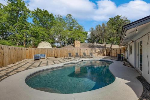 Grand Greenbrier - 4 Bedrooms Backyard Oasis w Pool in Irving, USA