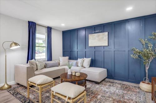 Grand Greenbrier - 4 Bedrooms Backyard Oasis w Pool in Irving, USA