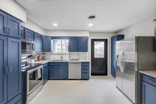 Grand Greenbrier - 4 Bedrooms Backyard Oasis w Pool in Irving, USA