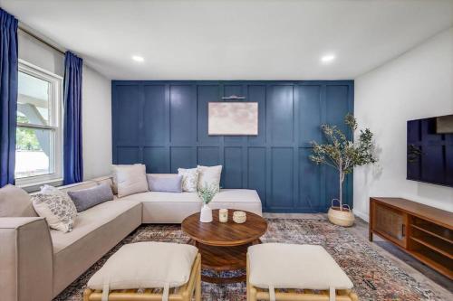 Grand Greenbrier - 4 Bedrooms Backyard Oasis w Pool in Irving, USA