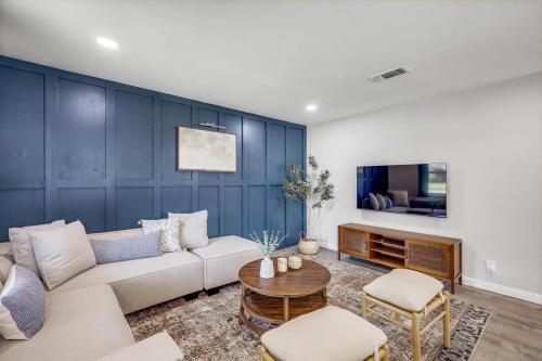 Grand Greenbrier - 4 Bedrooms Backyard Oasis w Pool in Irving, USA