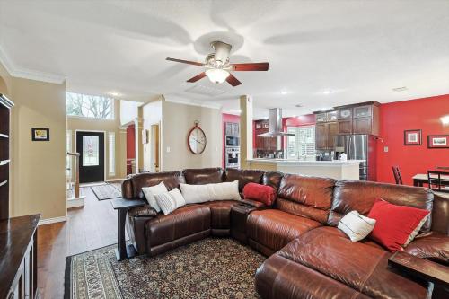 DFW Getaway - 4 Bedrooms Pool Oasis Media Room in Flower Mound, USA