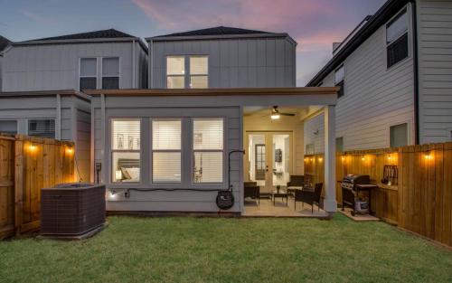 Modern Farmhouse Mins Restaurants & Attractions in Houston, USA