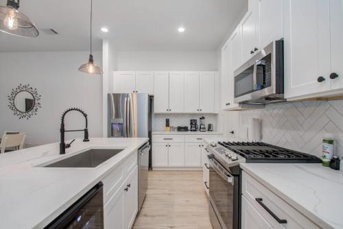 Modern Farmhouse Mins Restaurants & Attractions in Houston, USA
