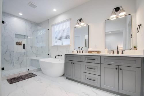 Modern Farmhouse Mins Restaurants & Attractions in Houston, USA