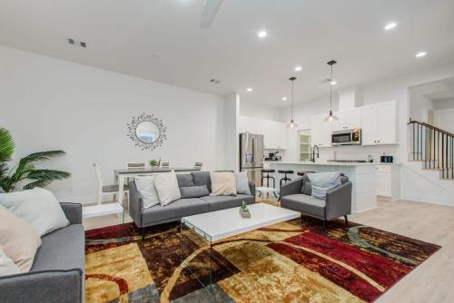 Modern Farmhouse Mins Restaurants & Attractions in Houston, USA