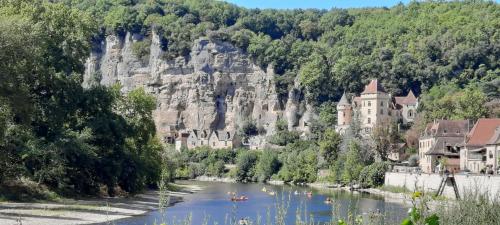 Tuvākā izklaides vieta, Au Bonheur d'Angeline in Castelnaud-la-Chapelle