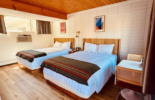 2 queen beds
